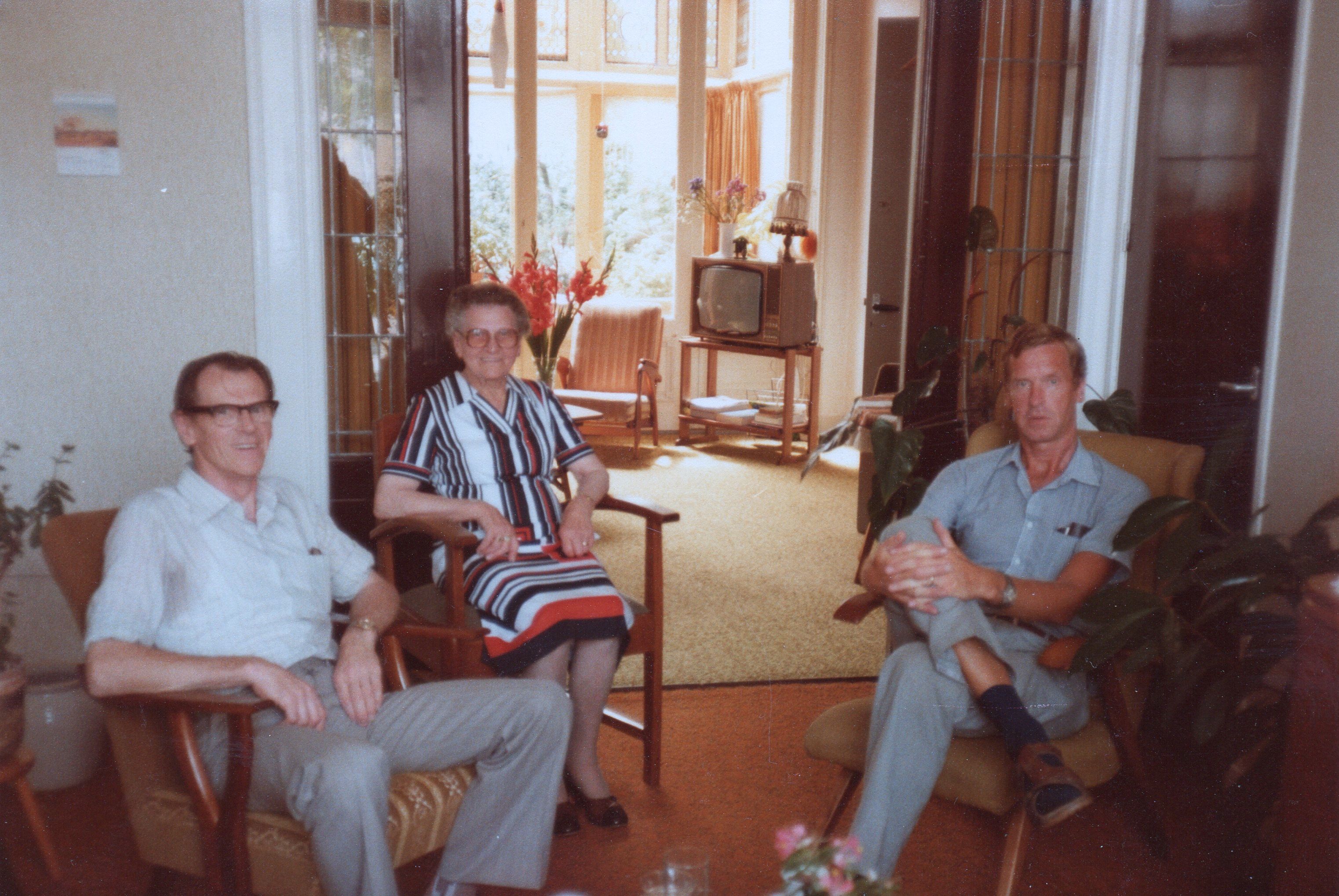 Toos van der Lee rond 1982 thuis op de Zaanweg met haar neefjes Wim en Jan van der Lee.